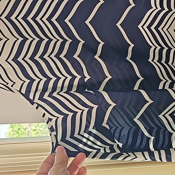 SPENSE WOMEN'S sleevless top. Navy blue and white  geometric design Button. 2 X - Picture 3 of 11